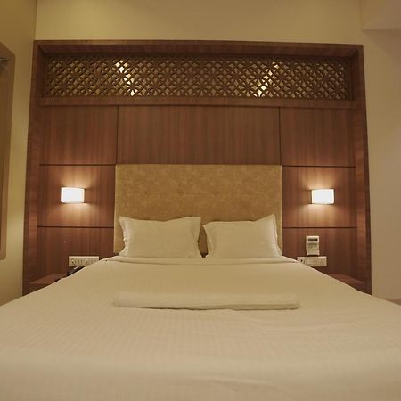 Hotel Mathoshree Thane Exteriör bild