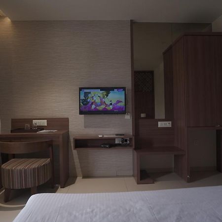 Hotel Mathoshree Thane Exteriör bild