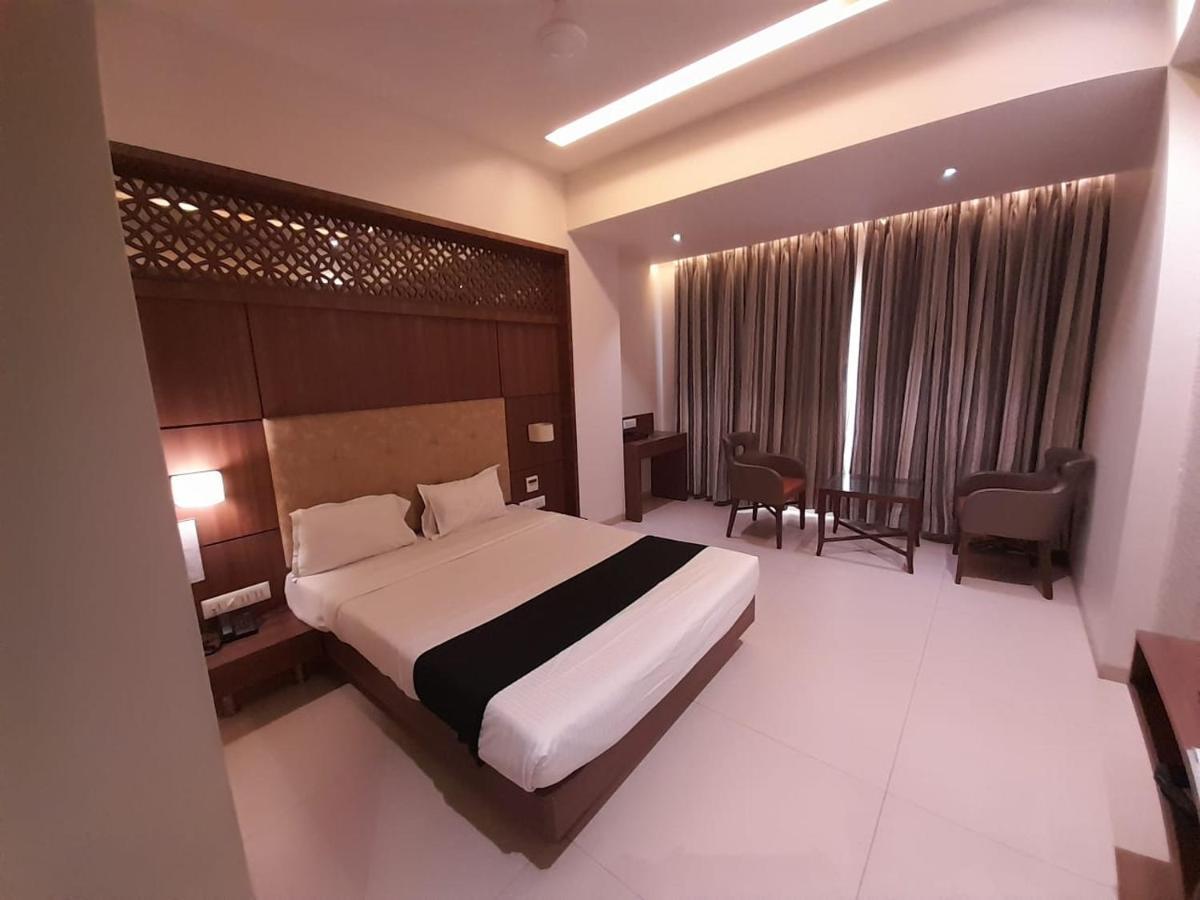 Hotel Mathoshree Thane Exteriör bild