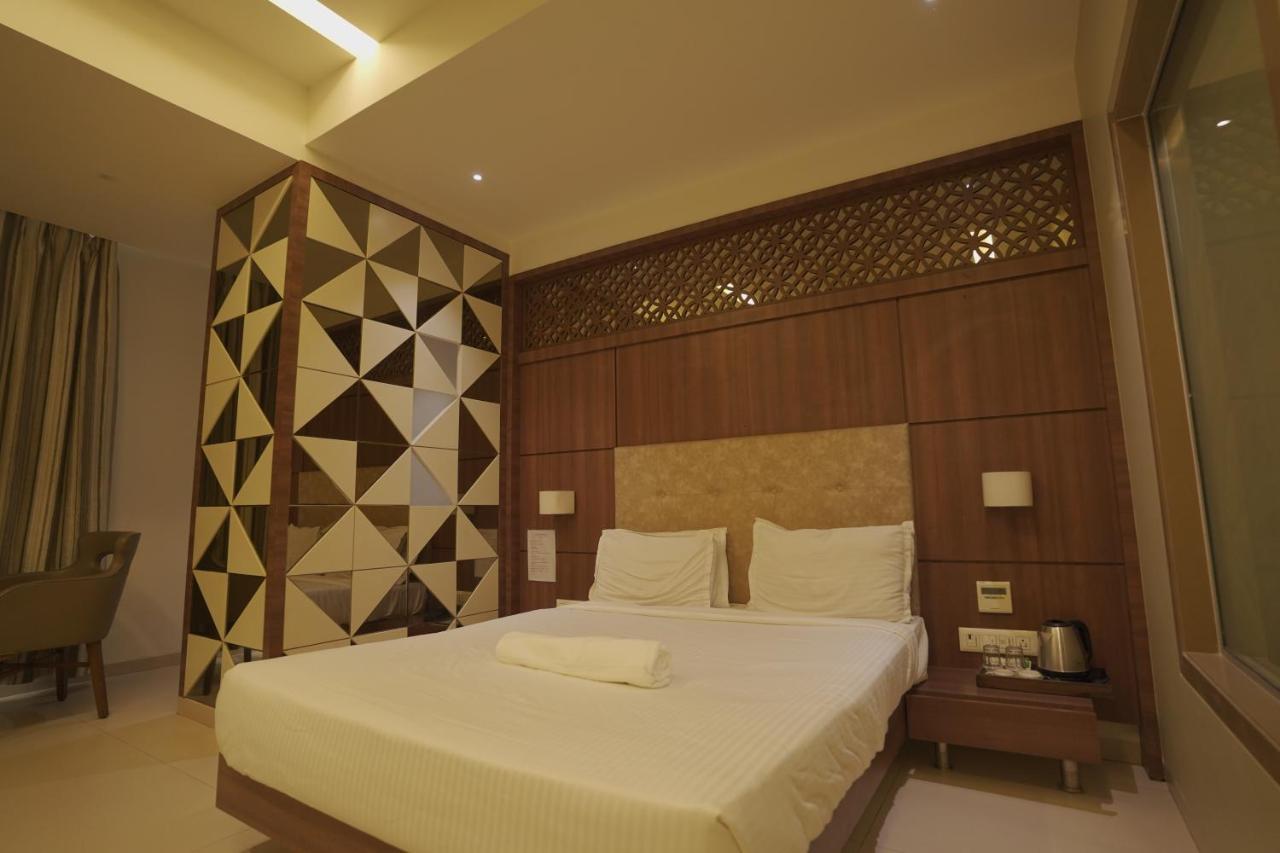Hotel Mathoshree Thane Exteriör bild