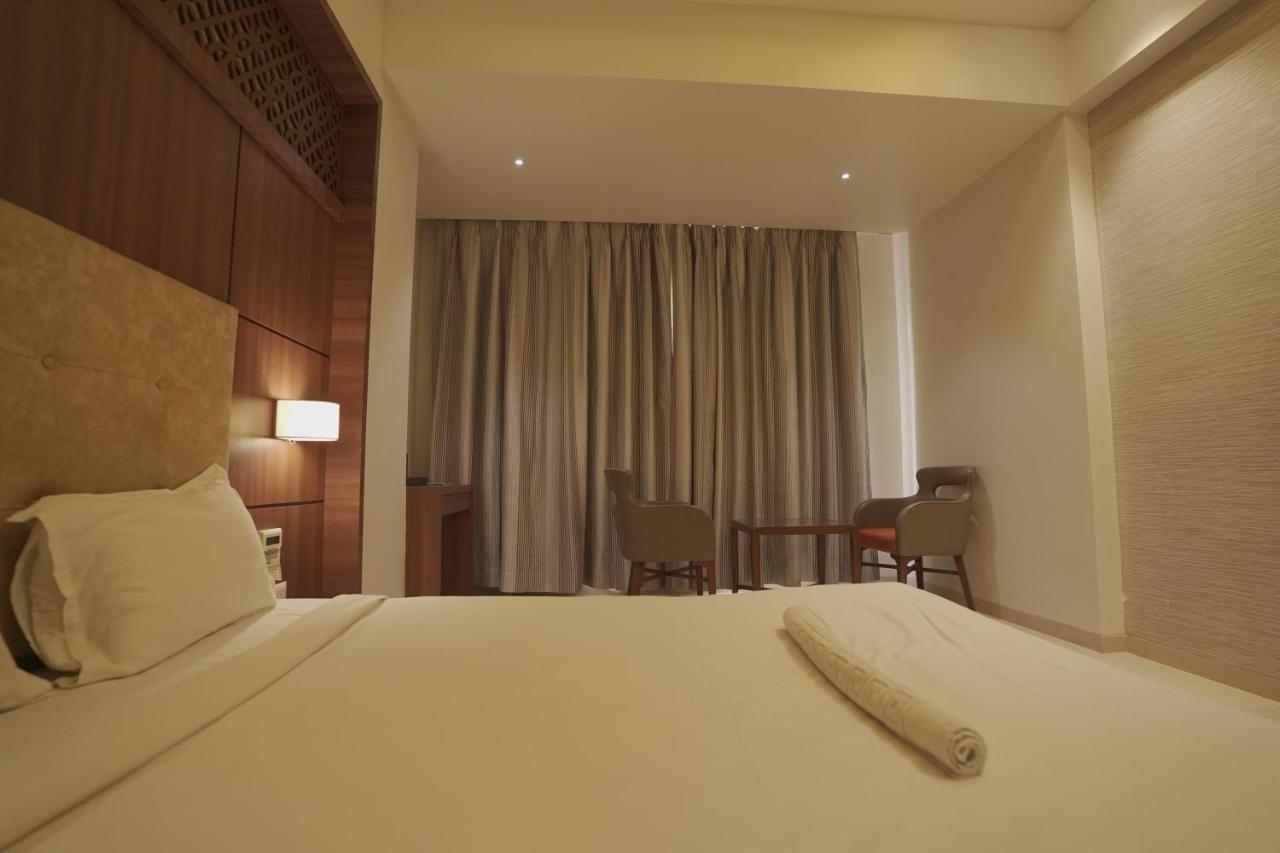 Hotel Mathoshree Thane Exteriör bild