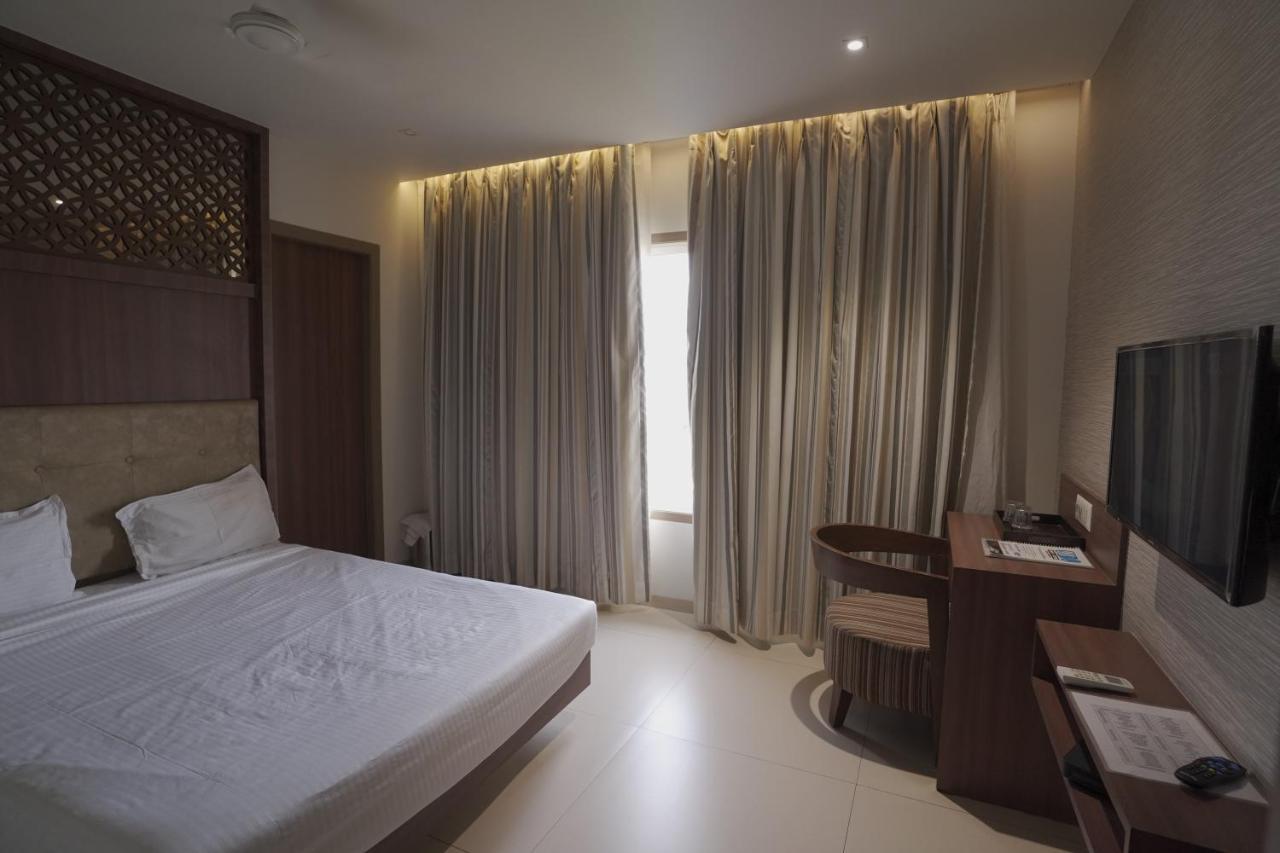 Hotel Mathoshree Thane Exteriör bild
