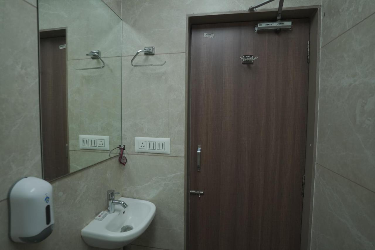 Hotel Mathoshree Thane Exteriör bild